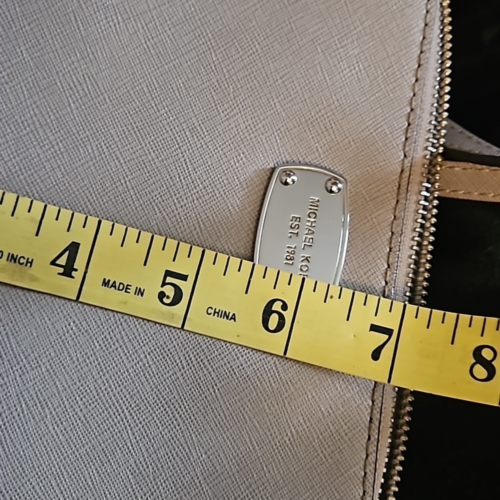Michael Kors Cindy Dome Crossbody Purse in Light Gray NWOT - Picture 15 of 16